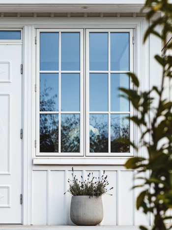 Modernt fönster i klassisk stil med spröjs