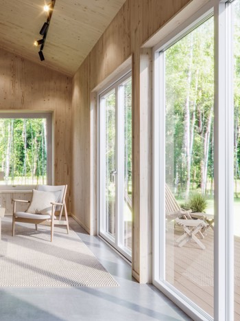Stora vita panoramafönster i trähus