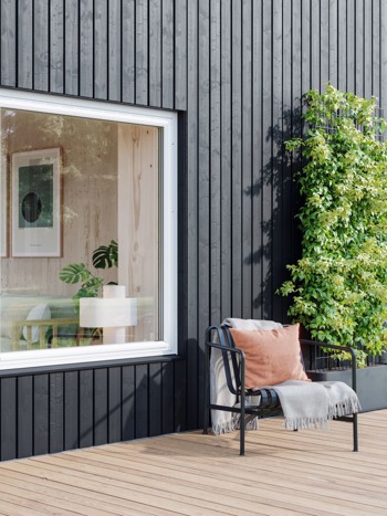 Stort vitt fönster på svart träfasad