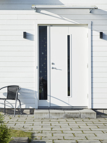 Vit ytterdörr från Diplomat med smalt stående glas