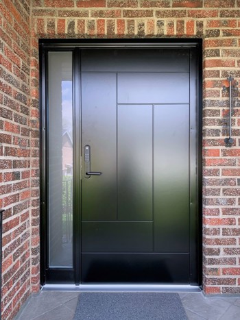 Modern svart ytterdörr