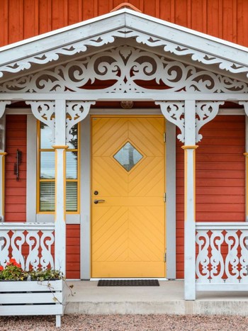 Klassisk gul ytterdörr