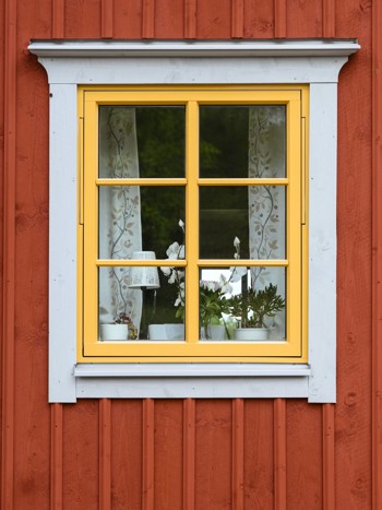 Fönster i ockragul kulör