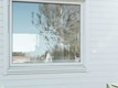 Vitt fönster på vit fasad