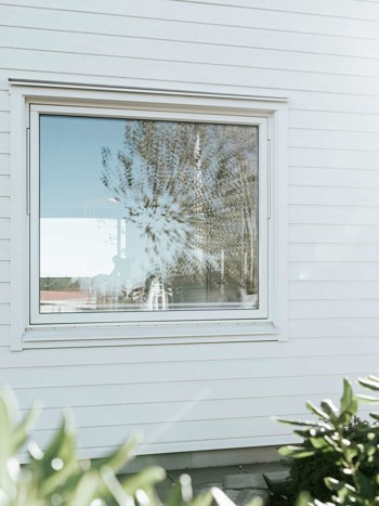 Vitt fönster på vit fasad