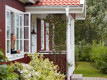 Rött hus med vita knutar och Elitfönster med spröjs