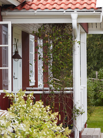 Rött hus med vita knutar och Elitfönster med spröjs