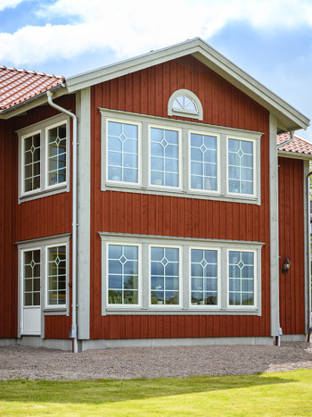 Röd villa med spröjsade fönster