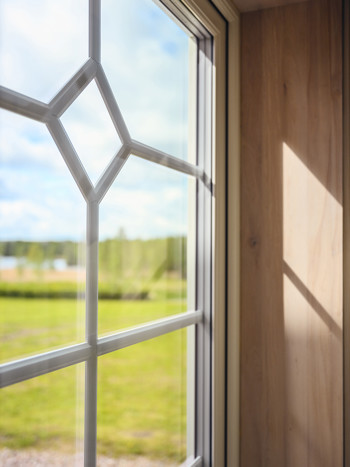 Elitfönster med vackra spröjs