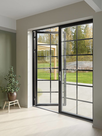 Svarta fönsterdörrar med spröjs