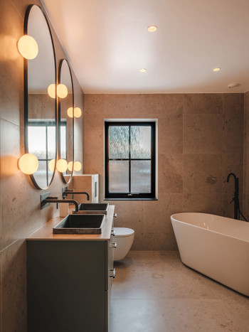 Svart badrumsfönster från Elitfönster